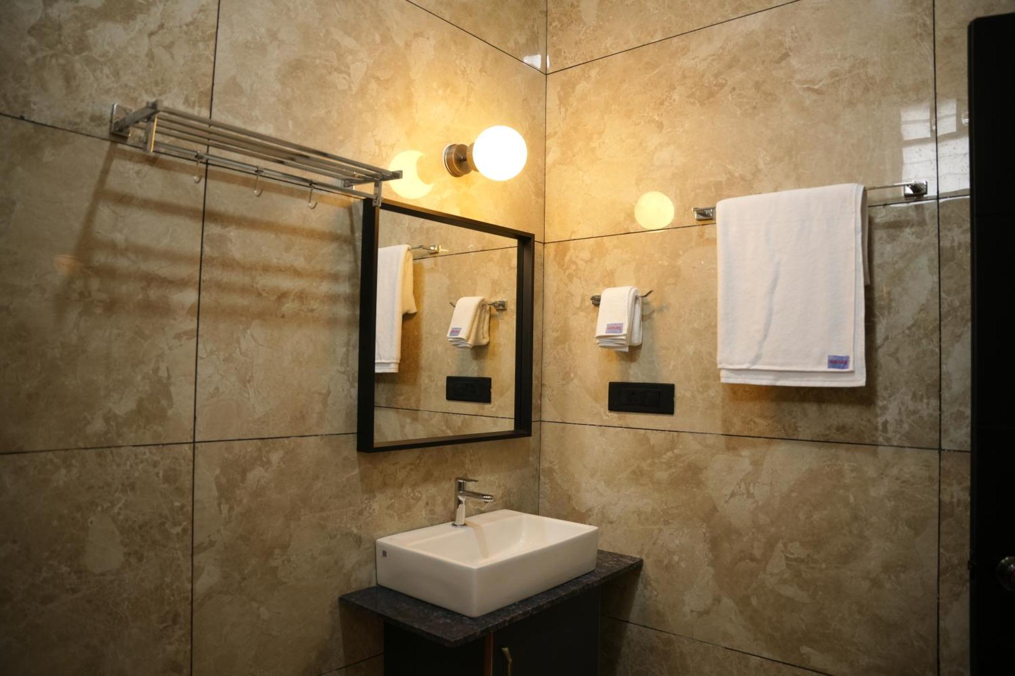 Hotel Sarvam Residency à Sagar  Extérieur photo